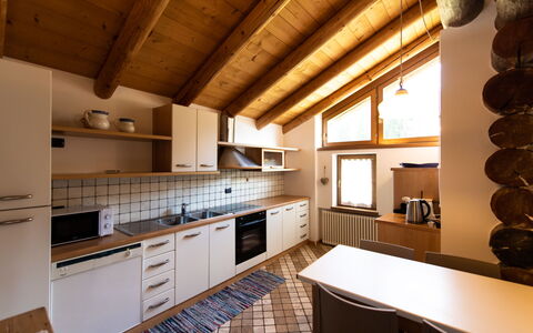 Chalet Baita Tabià Dolomites: Cabinetry, Countertop, Ejendom, Træ, Køkken, Håndvask, Komfur, Belysning, Indretning, Skuffe
