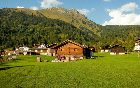 Chalet Baita Tabià Dolomites: Sky, Himmel, Plante, Bjerg, Økoregion, Grøn, Natur, Naturlige Landskab, Land Lot, Hus