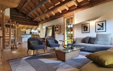 Chalet Baita Tabià Dolomites: Møbel, Couch, Billedramme, Træ, Indretning, Bord, Gulvbelægning, Etage, Lampe, Stue