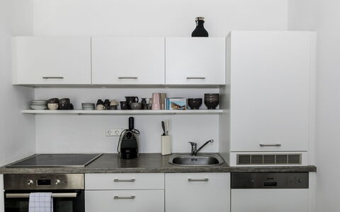 Schladming 40: Cabinetry, Køkkenvask, Countertop, Bygning, Komfur, Husholdningsapparat, Håndvask, Køkken, Køkken Apparat, Hylde