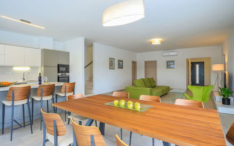 Jakša: Værelse, Ejendom, Møbel, Bygning, Indretning, Spisestue, Ejendom, Bord, Hus, Loft