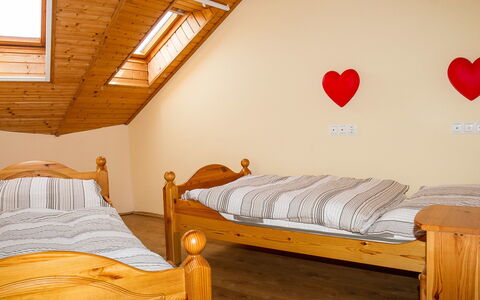 Polgar: Møbel, Bygning, Ejendom, Komfort, Lys, Træ, Bed Frame, Hus, Orange, Belysning