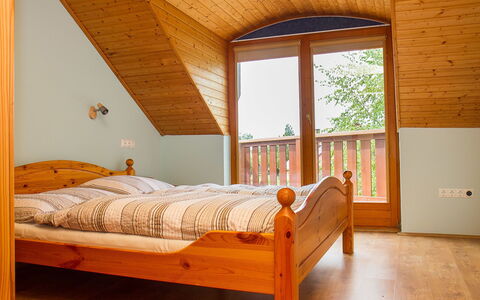 Polgar: Bygning, Ejendom, Møbel, Vindue, Komfort, Træ, Indretning, Bed Frame, Etage, Skygge