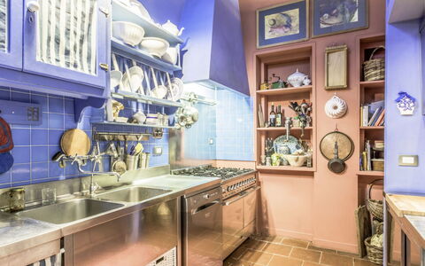 La Casa Vivente: Ejendom, Værelse, Bygning, Indretning, Loft, Ejendom, Møbel, Countertop, Cabinetry, Køkken