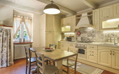 Piero: Møbel, Bord, Countertop, Cabinetry, Stol, Træ, Køkken, Belysning, Indretning, Gulvbelægning