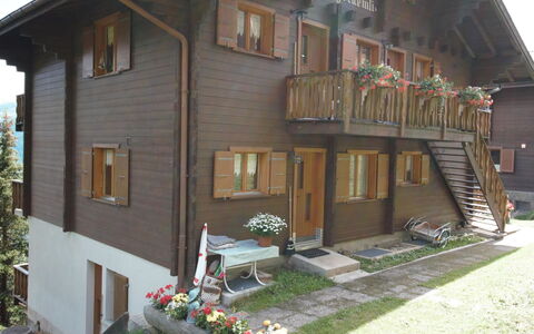 Bärgblüemli Eg Süd: Plante, Bygning, Ejendom, Vindue, Træ, Arkitektur, Blomsterkrukke, Hus, Sommerhus, Sidespor