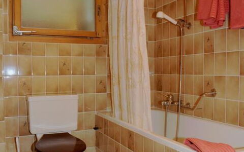 Bärgblüemli Eg Süd: Badekar, Bygning, Ejendom, Sanitærarmatur, Badeværelse, Shower Rod, Indretning, Arkitektur, Etage, Bruser