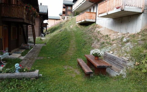 Bärgblüemli Eg Süd: Plante, Ejendom, Bygning, Græs, Land Lot, Udendørs Bench, Træ, Biome, Udendørs Møbler, Urban Design