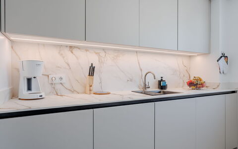 Venecia: Køkken, Countertop, Indretning, Køkken Apparat, Belysning, Cabinetry, Husholdningsapparat, Større Bandage, Lysarmatur