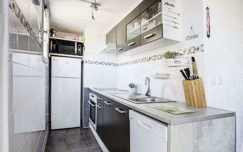 Le Barcarès 330: Cabinetry, Ejendom, Tap, Håndvask, Countertop, Køkkenvask, Køkken, Bygning, Husholdningsapparat, Indretning