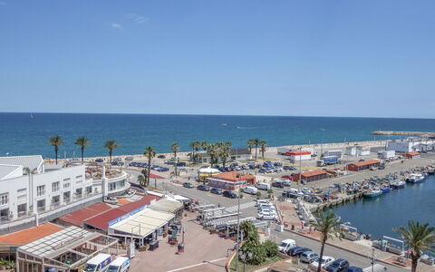 Ibis: Ejendom, Stad, Himmel, Hav, Ferie, Marina, Turisme, Strand, Kyst, Ejendom
