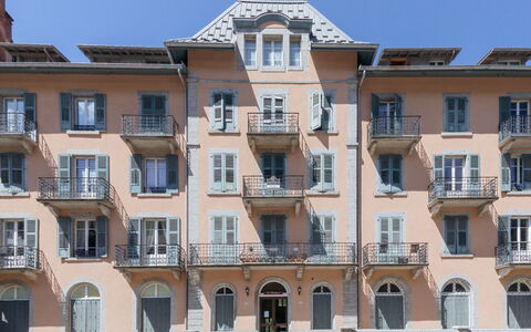 La Résidence: Vindue, Ejendom, Bygning, Himmel, Urban Design, Kvarter, Boligområde, Ejendom, Facade, City