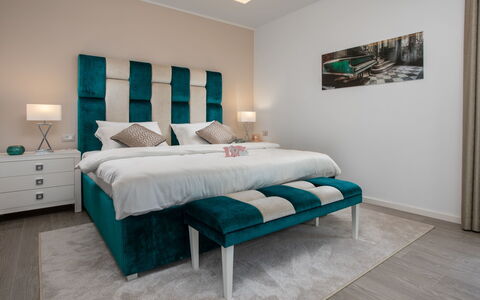 Dream House: Soveværelse, Møbel, Værelse, Seng, Indretning, Sengetøj, Bed Frame, Ejendom, Turquoise, Væg