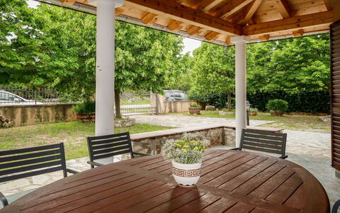 Ana: Træ, Møbel, Udendørs Møbler, Bord, Loft, Skygge, Veranda, Stol, Pavilion, Kolonne