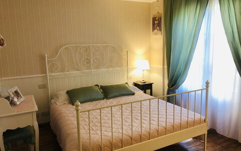 Villa Fusai: Møbel, Seng, Værelse, Soveværelse, Bed Frame, Ejendom, Madras, Produkt, Gardin, Indretning