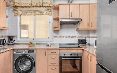 Lorcrimar Iii: Cabinetry, Countertop, Ejendom, Bygning, Komfur, Køkken, Husholdningsapparat, Køkken Apparat, Træ, Gaskomfur