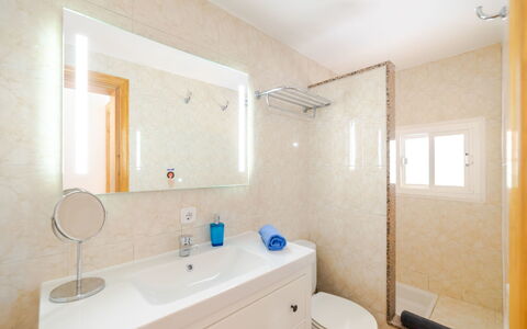 Cala Santanyí Beach House Jm: Spejl, Badeværelsesskab, Håndvask, Sanitærarmatur, Tap, Badeværelsesvask, Badeværelse, Bygning, Azure