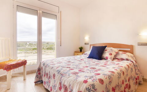 Cap Roig: Soveværelse, Seng, Møbel, Sengetøj, Værelse, Ejendom, Sengetøj, Bed Frame, Indretning, Etage