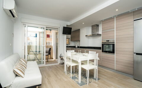 Jávea 179: Møbel, Couch, Bord, Television, Bygning, Komfort, Countertop, Cabinetry, Stue, Træ