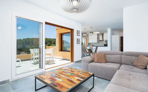 Miramar: Stue, Ejendom, Værelse, Møbel, Indretning, Kaffebord, Bygning, Hus, Loft, Bord