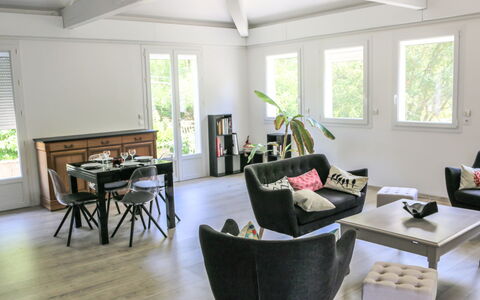 Crabot: Værelse, Stue, Indretning, Møbel, Ejendom, Loft, Bygning, Etage, Bord, Hus