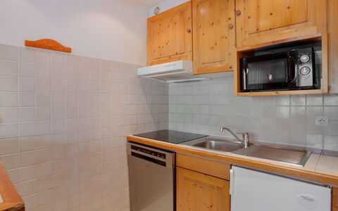 Tignes 336: Countertop, Cabinetry, Værelse, Ejendom, Køkken, Møbel, Håndvask, Flise, Komfur, Indretning