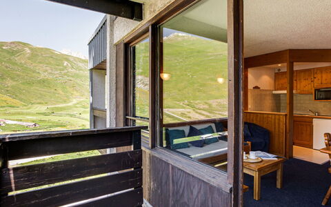 Tignes 336: Værelse, Ejendom, Hus, Møbel, Bygning, Indretning, Arkitektur, Væg, Hjem, Dør