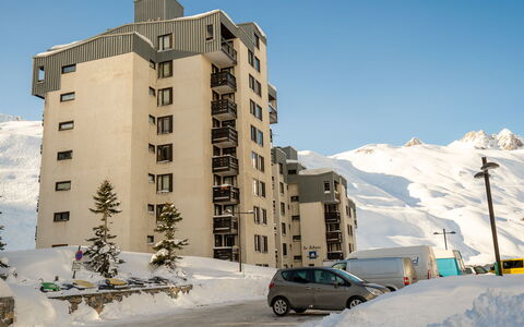 Tignes 336: Himmel, Bygning, Bil, Hjul, Vindue, Sne, Køretøj, Gadebelysning, Kvarter