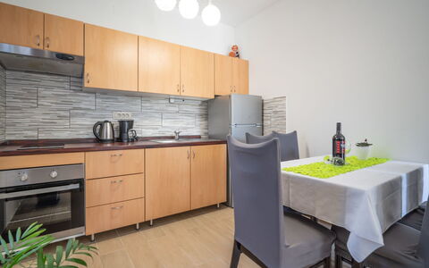 Crikvenica Jadranovo 166: Tap, Køkkenvask, Cabinetry, Håndvask, Ejendom, Møbel, Countertop, Køkken, Bygning, Komfur