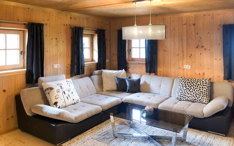 Alm Chalet: Møbel, Ejendom, Couch, Indretning, Træ, Vindue, Bord, Etage, Gulvbelægning, Stue
