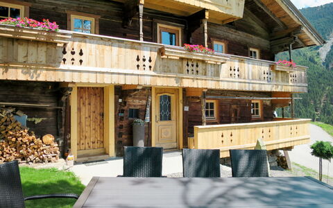 Alm Chalet: Bygning, Ejendom, Vindue, Plante, Træ, Træ, Dør, Hus, Hjul, Bjerg