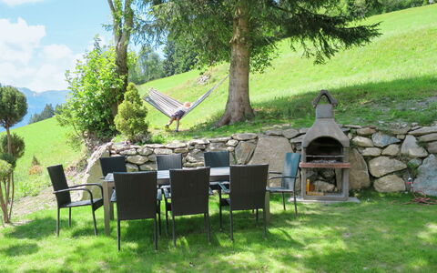Alm Chalet: Plante, Ejendom, Træ, Skygge, Land Lot, Sky, Udendørs Møbler, Bord, Himmel, Fritid