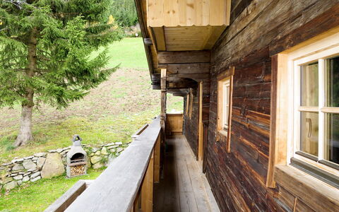Alm Chalet: Plante, Vindue, Bygning, Træ, Træ, Hus, Sommerhus, Sidespor, Jernbane, Græs
