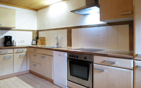 Alm Chalet: Countertop, Cabinetry, Møbel, Bygning, Køkken Apparat, Komfur, Køkken, Køkkenvask, Tap, Husholdningsapparat