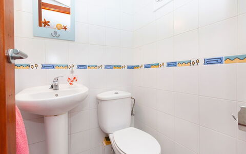 Remedios: Badeværelse, Ejendom, Toilet, Værelse, Toiletbræt, Sanitærarmatur, Væg, Purple, Flise, Indretning