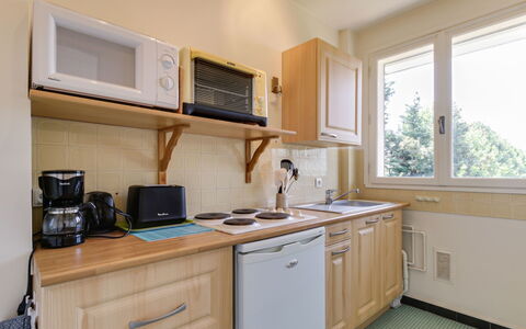 Les Prairies: Cabinetry, Countertop, Møbel, Ejendom, Bygning, Vindue, Skuffe, Træ, Køkken, Indretning