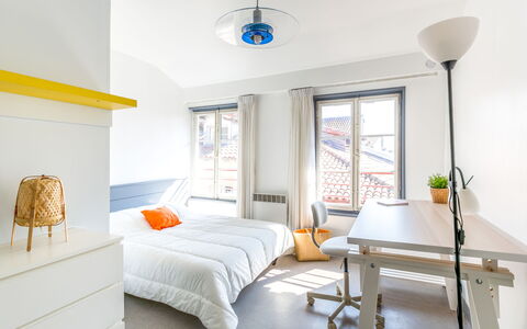 Casa Itzuli: Møbel, Soveværelse, Værelse, Seng, Hvid, Ejendom, Indretning, Blå, Loft, Gul