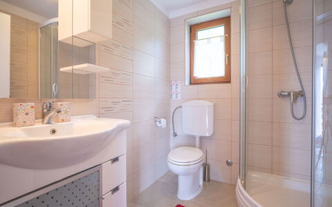 Lady Lavender: Brun, Spejl, Tap, Sanitærarmatur, Ejendom, Fotografi, Håndvask, Bygning, Badeværelsesvask, Badeværelse