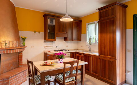 Ludovica: Countertop, Møbel, Cabinetry, Ejendom, Bord, Vindue, Træ, Køkken, Stol, Indretning