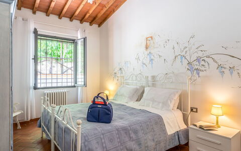 Villa Lavinia: Soveværelse, Seng, Møbel, Værelse, Ejendom, Indretning, Bed Frame, Etage, Sengetøj, Væg