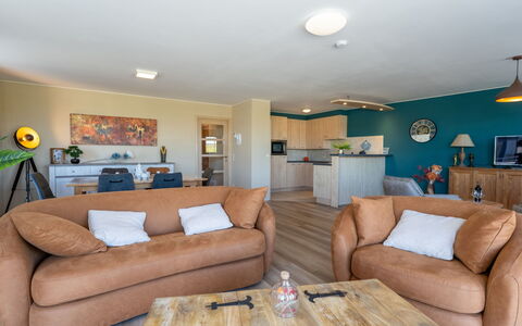 Breduynia 0401 with Parking: Møbel, Træ, Gulvbelægning, Etage, Couch, Indretning, Lejlighed, Loft, Værelse, Stue