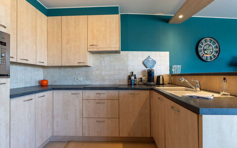 Breduynia 0401 with Parking: Køkken, Countertop, Træ, Cabinetry, Indretning, Gulvbelægning, Møbel, Køkken Apparat, Skab, Bejdse