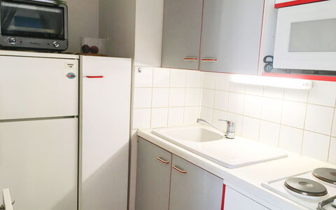 Les Chatelaines: Køkkenvask, Cabinetry, Håndvask, Tap, Bygning, Sanitærarmatur, Køkken, Indretning, Gulvbelægning