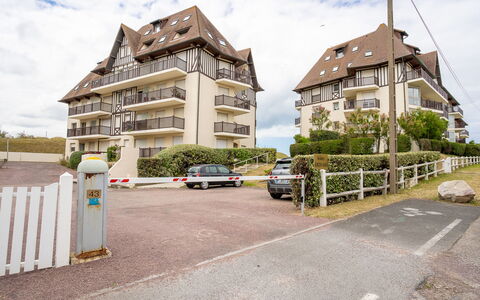 Cabourg 310: Himmel, Sky, Bygning, Ejendom, Vindue, Plante, Hus, Arkitektur, Bil, Urban Design