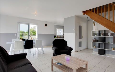 Maison de Kerfilly: Værelse, Ejendom, Stue, Møbel, Indretning, Bygning, Hus, Etage, Loft, Bord
