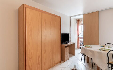Capbreton 105: Møbel, Bygning, Træ, Bord, Cabinetry, Etage, Hårdttræ, Gulvbelægning, Ejendom
