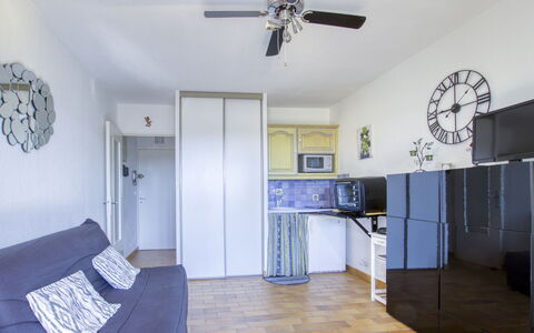Vanille: Cabinetry, Bygning, Azure, Loftsventilator, Belysning, Træ, Billedramme, Indretning, Dør, Gulvbelægning