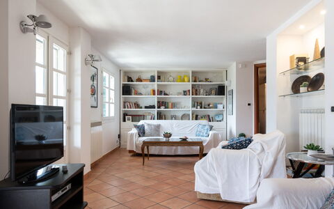 Villa Peiranze: Værelse, Møbel, Ejendom, Stue, Indretning, Hvid, Bygning, Loft, Etage, Hylde