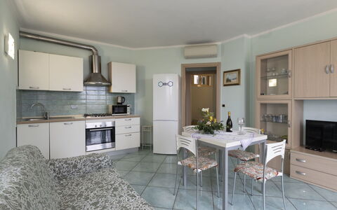 Terrazzo sul Mare: Countertop, Møbel, Cabinetry, Husholdningsapparat, Komfur, Køkken Apparat, Bord, Køkken, Stueplante, Træ