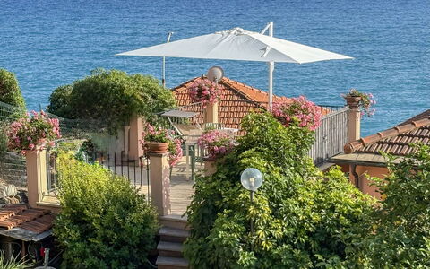 Terrazzo sul Mare: Blå, Hav, Paraply, Sommer, Blomsterkrukke, Ocean, Coastal Og Oceaniske Landskabsformer, Skygge, Kyst